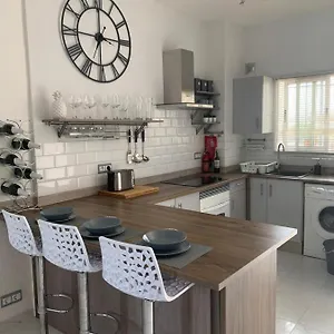 tres-hermanos-recently-refurbished-2-bedroom-apartment.1costadelsol.com/